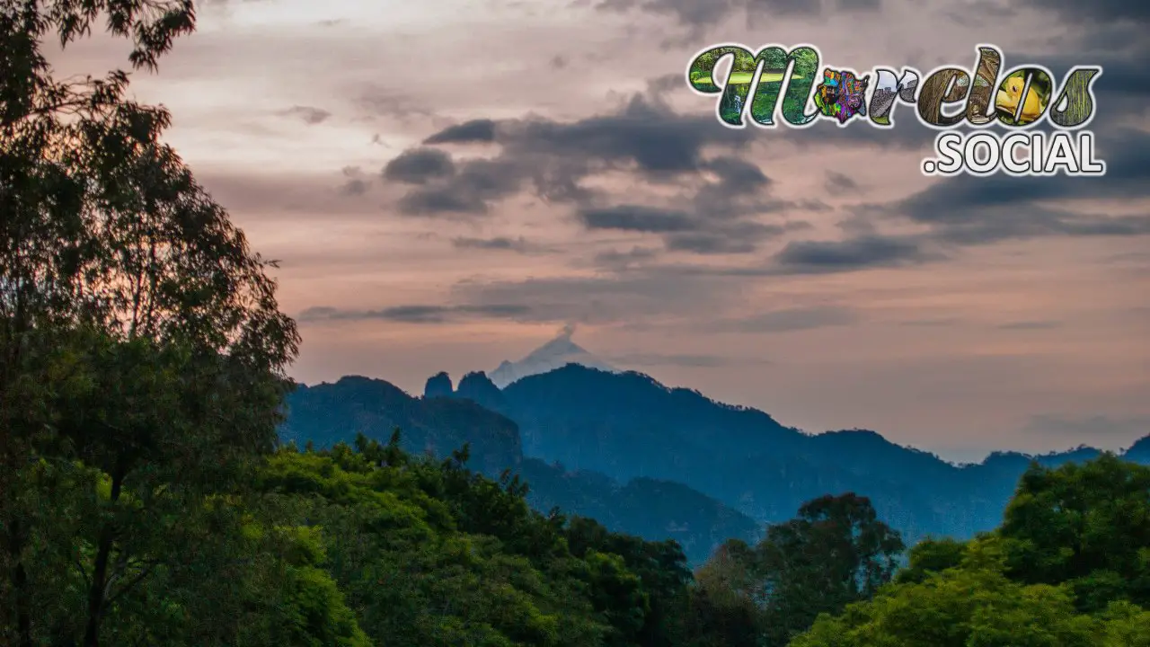 Sierra de Tepoztlán, Morelos y el volcan popocatepetl a lo lejos